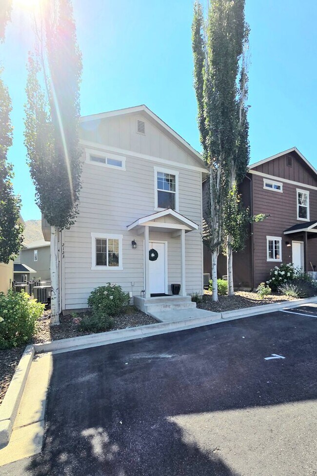 Building Photo - 2123 Roper Ln