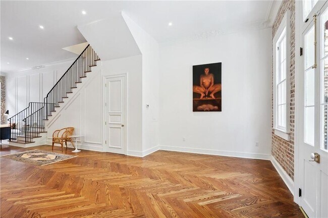 Building Photo - 810 Bourbon St