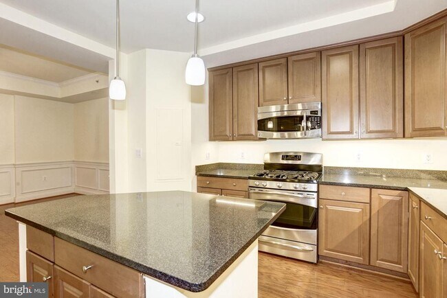 Building Photo - 320 S West St