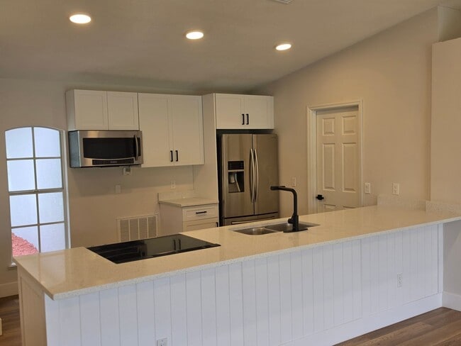 Building Photo - FOR RENT!!! SIMPLY STUNNING (REMODELED) 3 BEDROOM 2 BATH SINGLE FAMILY HOME...