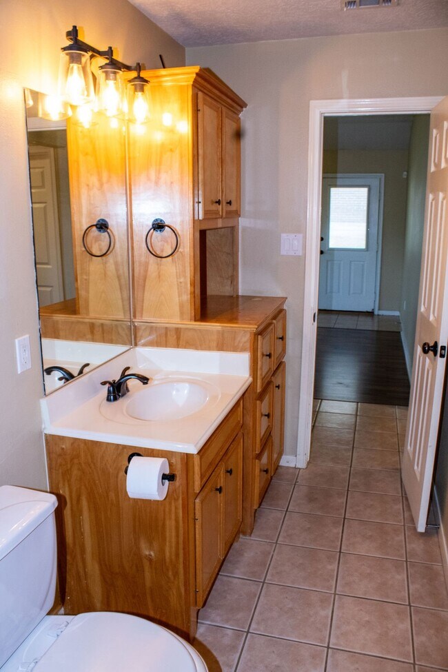 Building Photo - 9550 Thousand Oaks Loop