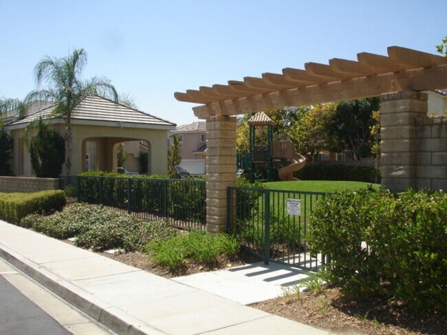 Building Photo - 3-Bedroom Townhome with Community Pool & S...