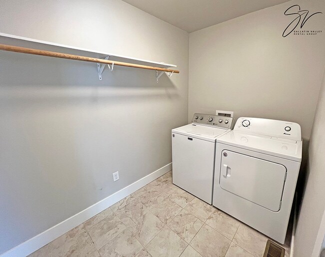 Building Photo - Three Bedroom Townhome with AC, Fenced Yard