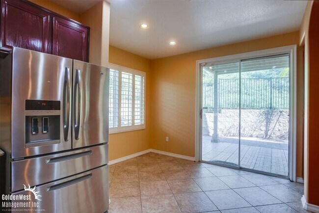 Building Photo - Stunning 3Bdm 2.5Ba Townhome in Carmel Valley