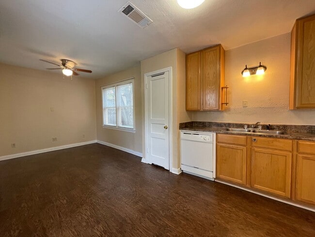 Building Photo - COMING SOON 2 BEDROOM 1 BATH HOME IN TCU AREA