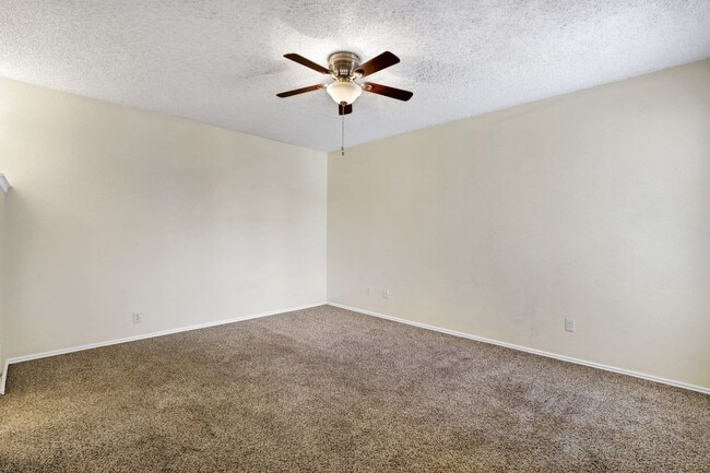 Building Photo - ***MOVE-IN SPECIAL: ONE WEEK FREE***Stylis...