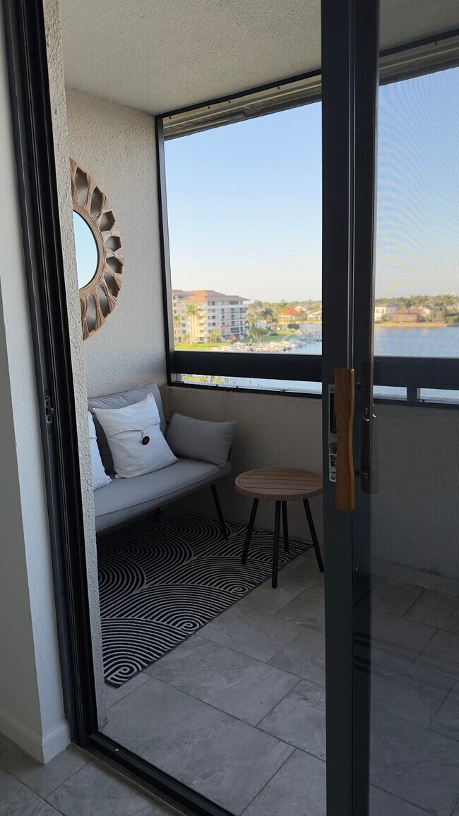 Building Photo - 651 Seaview Ct