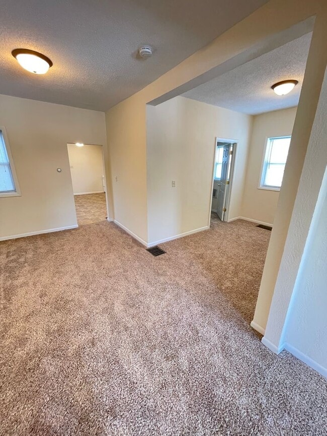 Building Photo - AVAILABLE JUNE 1st - 3 Bed, 1 bath House!