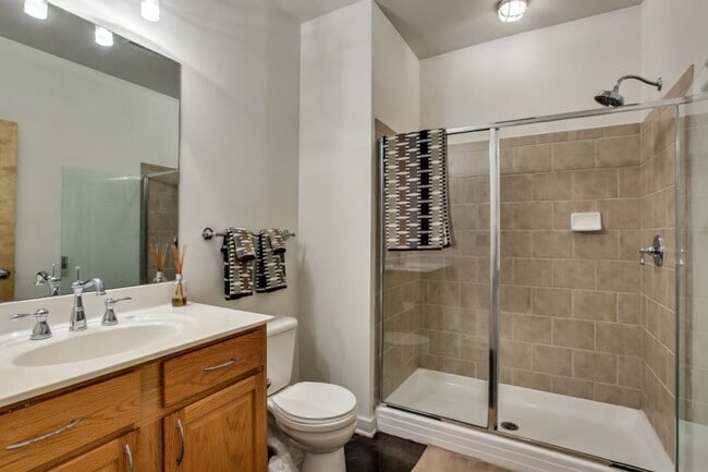 Building Photo - Beautiful 3 Bedroom Condo in Midtown