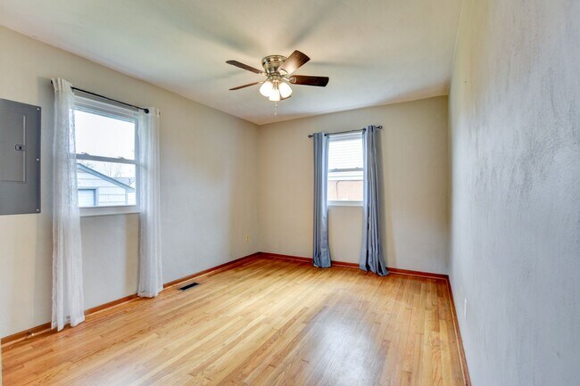 Building Photo - 609 Birch Dr