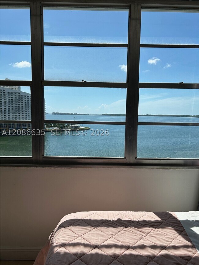 Building Photo - 905 Brickell Bay Dr