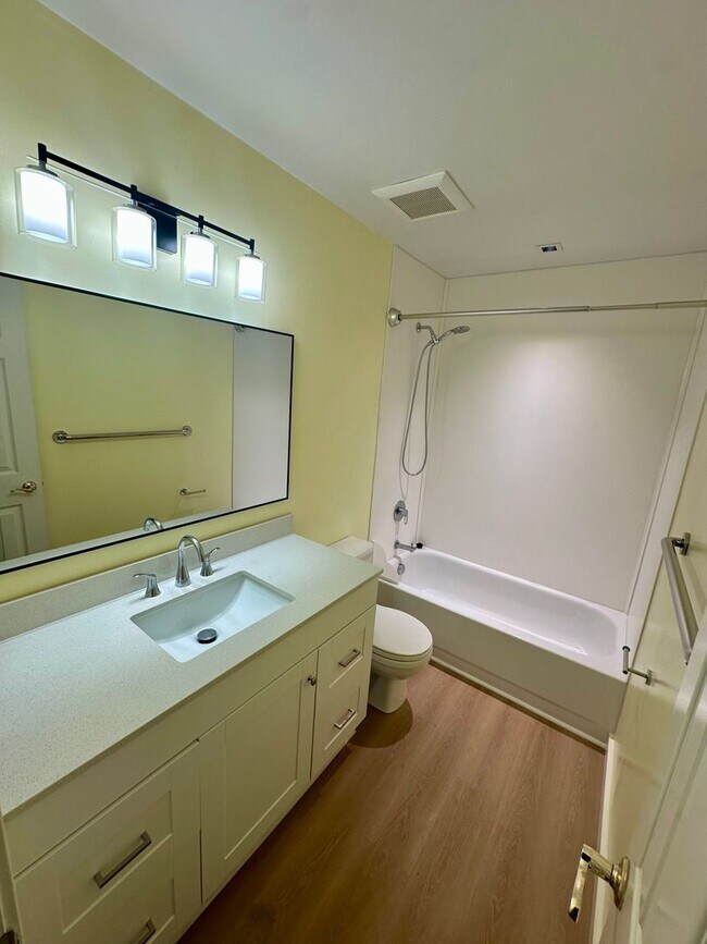 Building Photo - Beautifully Updated 5-Bedroom Home Near Ut...