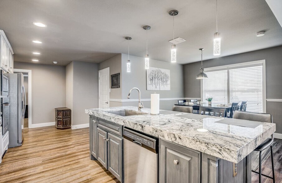 Building Photo - 730 S Mesquite Ave