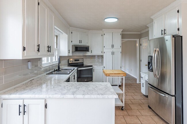 Building Photo - Welcome to this stunning 4-bedroom, 3-bathroom home located in the vibrant neighborhood of Kriste...