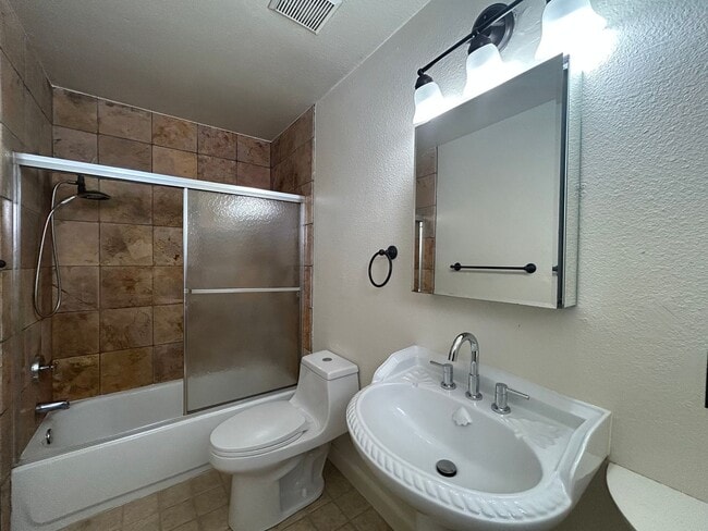 Building Photo - Move-In Ready 1BR in Sought-After Kirkwood...