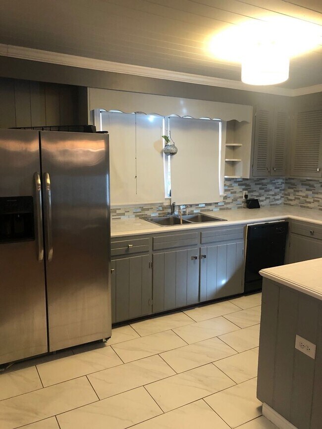 Building Photo - Nice 4 Bed 2.5 Bath House! Available July 2026!