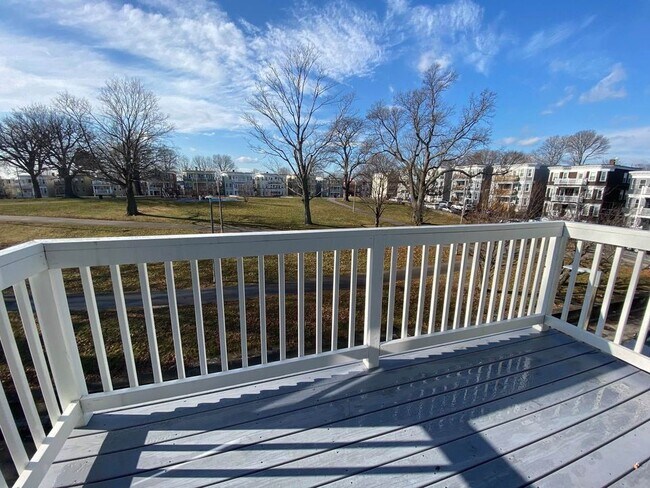 Building Photo - 64 Percival St