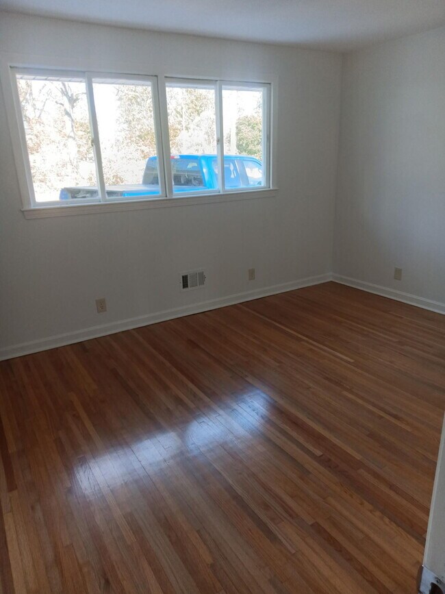 Building Photo - 925 Magnolia St SE