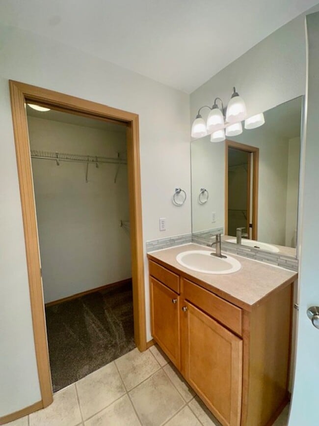 Building Photo - 2 bedroom 2 bathroom Townhouse with Garage