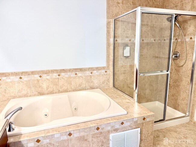 Building Photo - 13 Roosevelt Ave