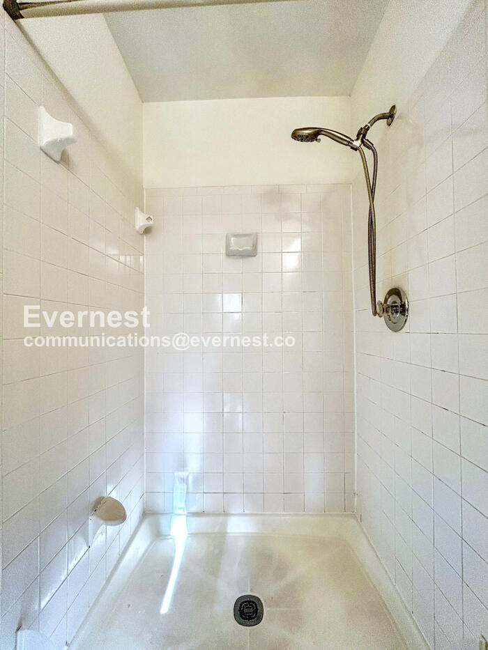 Building Photo - 16321 Taconic Cir