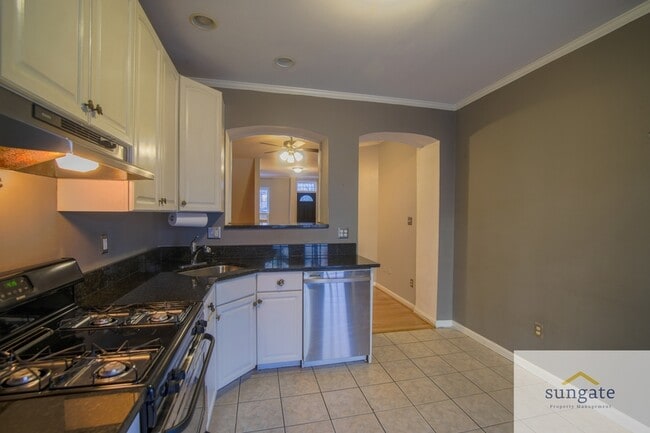 Building Photo - 615 S Glover St