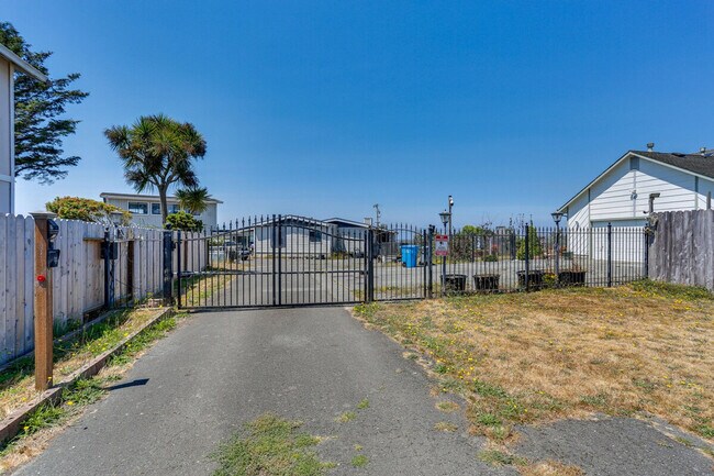 Building Photo - 5370 Bay Pointe Ct