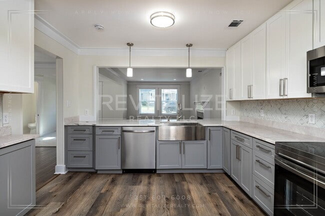Building Photo - Gorgeous Spring Hill Home!