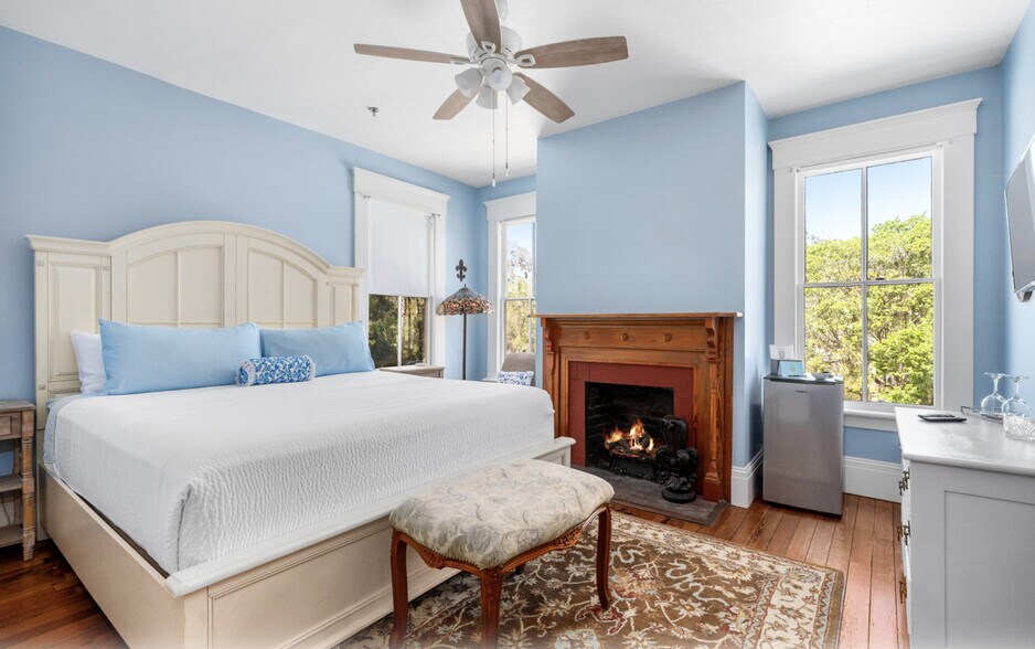 Building Photo - 221 SE 7th St