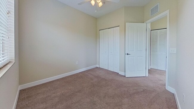 Building Photo - Beautiful Townhouse Style Apartment availa...