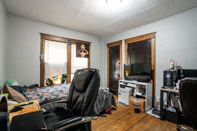Building Photo - 1831 E Kenwood Blvd