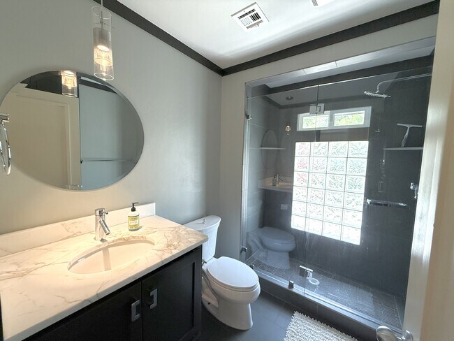 Building Photo - 1004 Brookside Dr