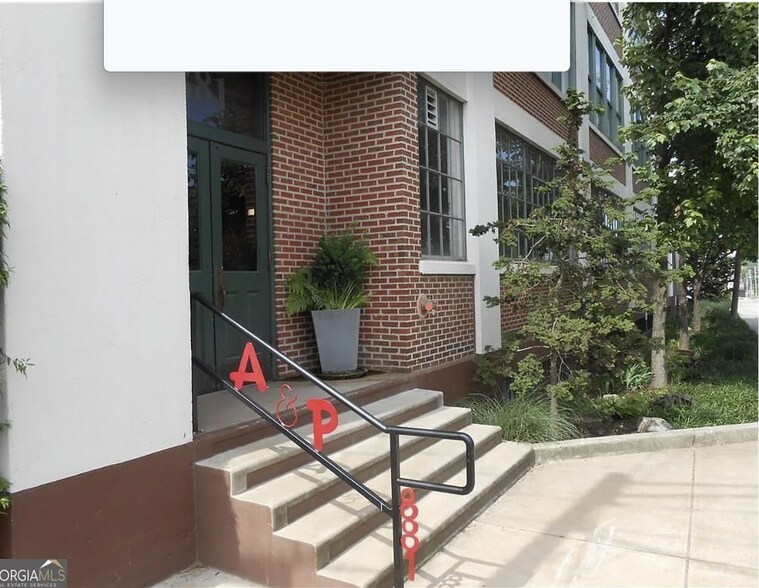 Building Photo - 881 Memorial Dr SE