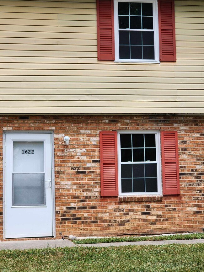 Building Photo - 1620 Lawrence Ave SE