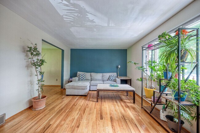 Building Photo - PRIME LOCATION Beautiful Home 1 Mile from ...
