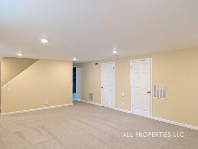 Building Photo - 6905 E Hillside Pl