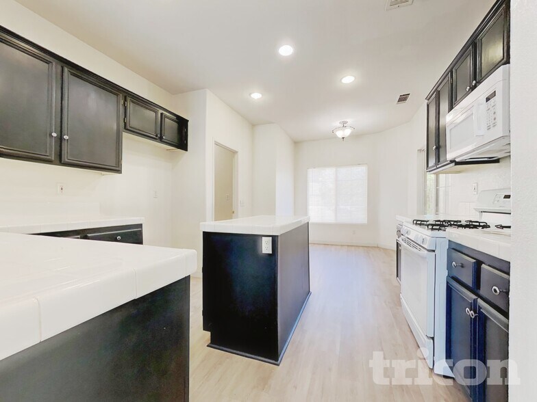 Building Photo - 2069 Holguin St