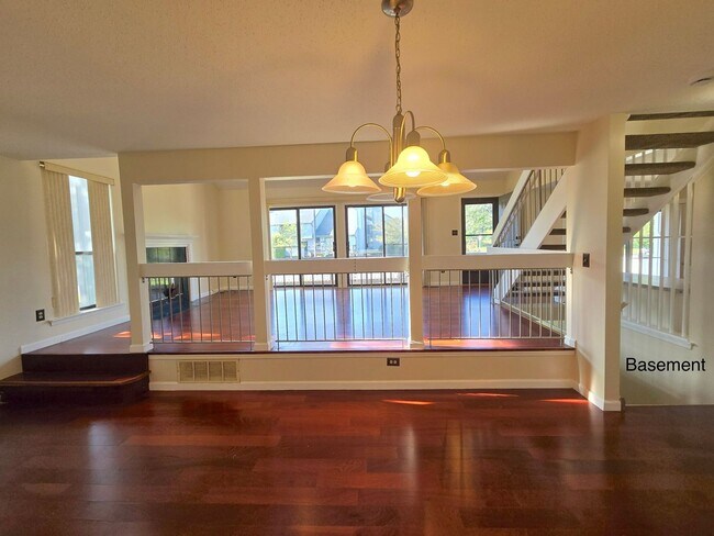 Building Photo - Spacious, freshly painted end-unit townhou...