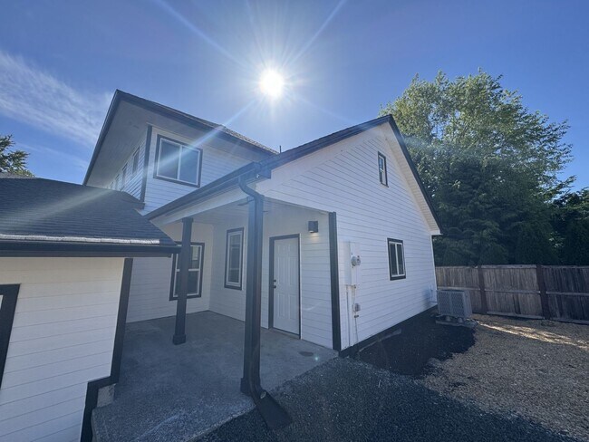 Building Photo - 7816 Trails End Dr SE