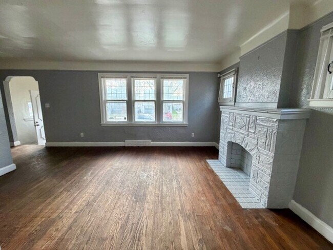 Building Photo - SECTION 8 ONLY For Lease 3 bed 1 bath
