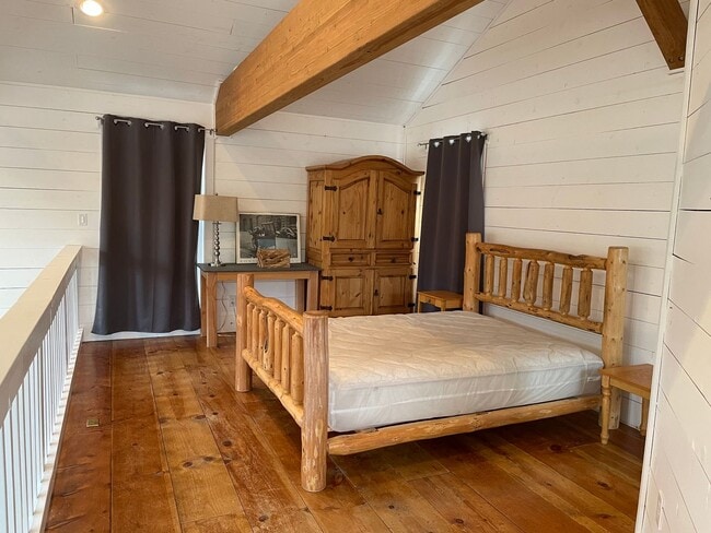 Building Photo - Cottage in Oregon Water Wonderland - Available for a Short Term Lease