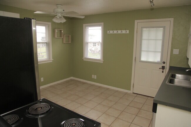 Building Photo - 1536 Elmwood Ave