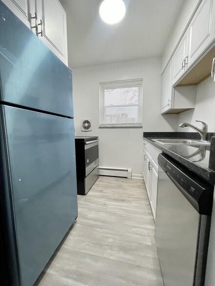 Kitchen - 7803 Lake Ave