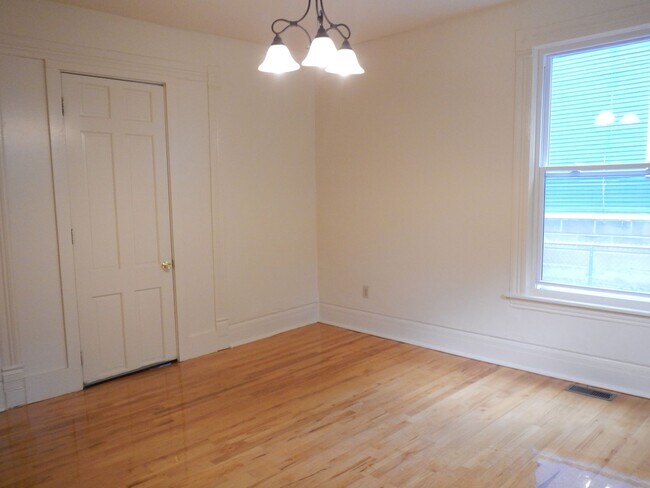 Building Photo - Newly Renovated 1st Floor Apartment with G...