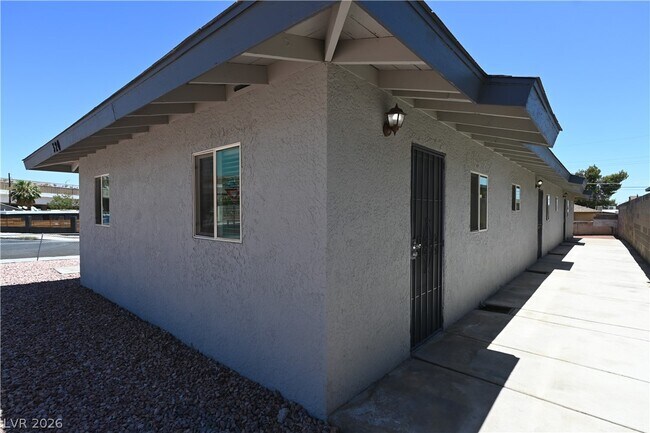 Building Photo - 320 N 16th St