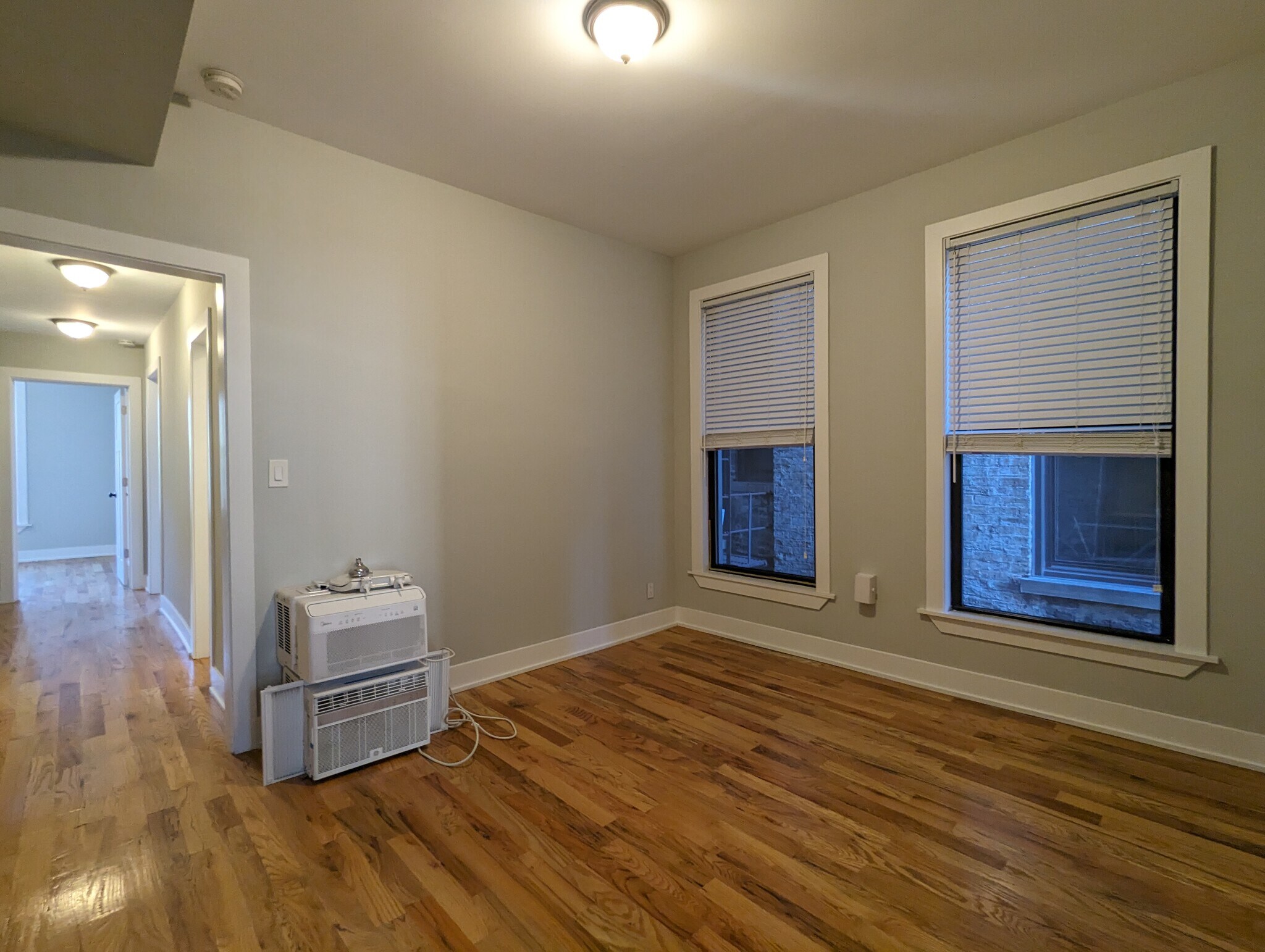 Building Photo - 625 W Oakdale Ave