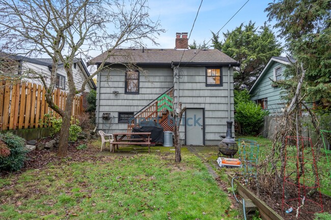 Building Photo - A beautiful 3 bed and 1 bathroom house for rent