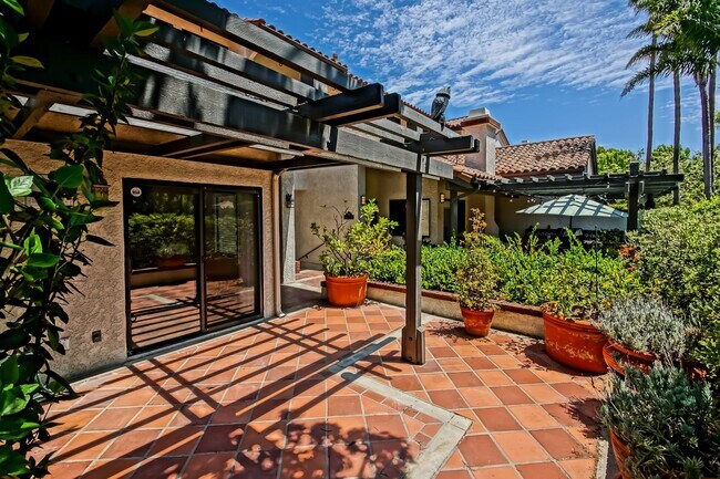 Building Photo - PRIME POOLFRONT LOCATION & CLOSE TO MAIN GATE! BRIGHT & SPACIOUS, END-UNIT POOLFRONT TOWNHOUSE W/...