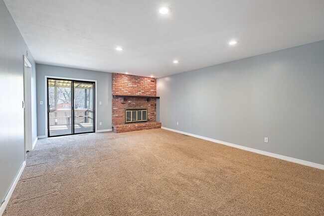 Building Photo - 3 Bed 2.5 Bath Springfield, MO