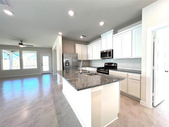 Building Photo - 7238 Clearwater Cv Dr